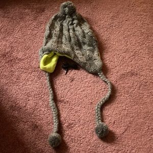 Winter hat phone connectable